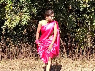 Marathi queen: On road showing saree strips