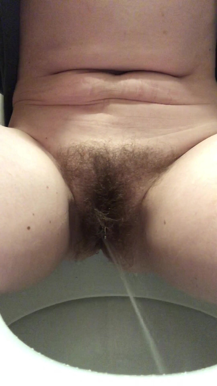 Pissing Paradise: Power pissen aus einer perfekten behachen muschi in öffentlichen Toiletten