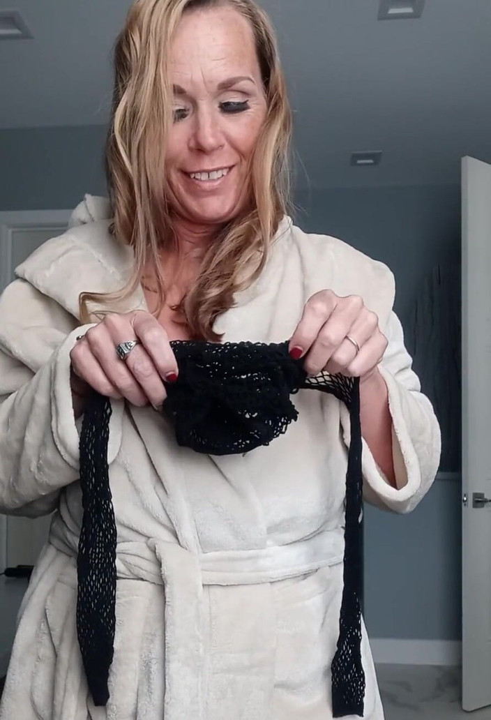 KimitheMilfMommy: 天哪，这场斗争是如此真实，试图弄清楚这件渔网装的操是什么：）在这里，我试图性感，但