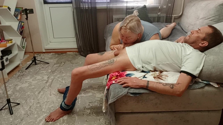 Zona901: La vicina fa un pompino per godersi una sborrata calda...