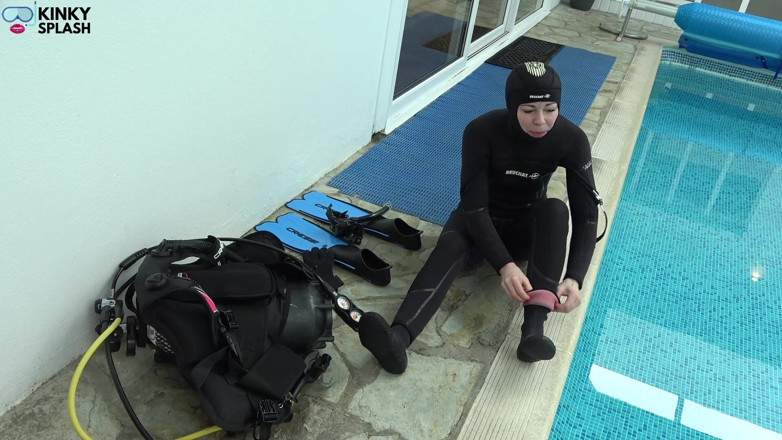 UKCuteGirl Lucy Lauren: Distracted Underwater: Toys Locked in During Dive