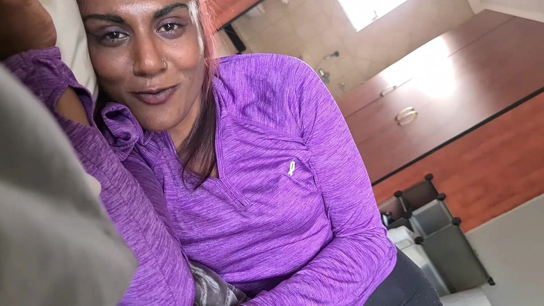 domslutfucker: Bakış açısı edepsizce konuşan desi sürtük yatak odasında dildo emiyor...