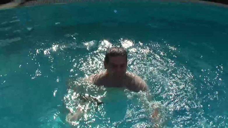 German Porn: Grupo de caras participa da festa na piscina com gostosas...