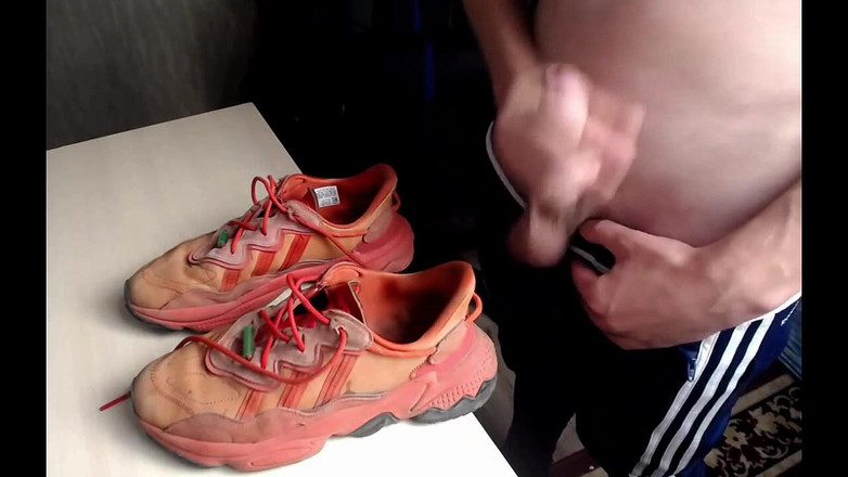 qaz11: Branlette sur la caméra 330