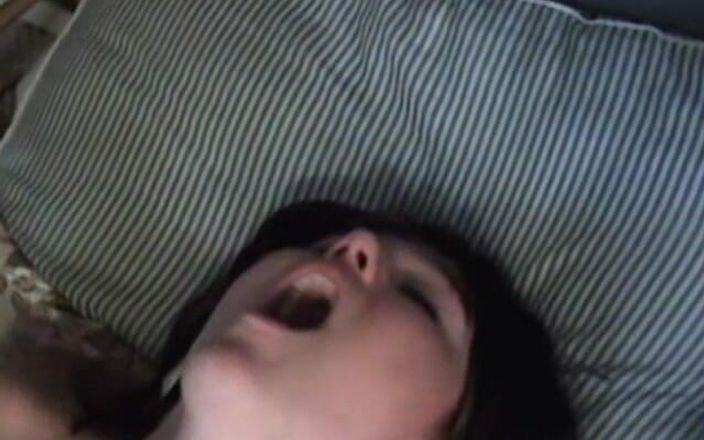 Homegrown GFs: Chloe geme alto enquanto leva o pau duro de Nick