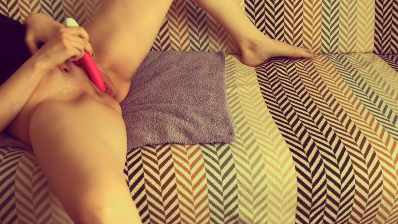 Julia-Softdome: Nie ma nic lepszego niż orgazm Z wibratora w cipce