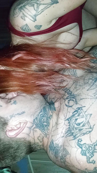 Trey shot dat: La robusta pawg tatuata lo prende da dietro