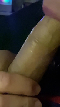 La beauté aime regarder un film et sucer une bite