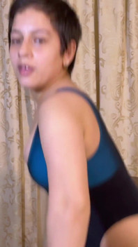 Jasmine Menari Dalam Sut Mandi