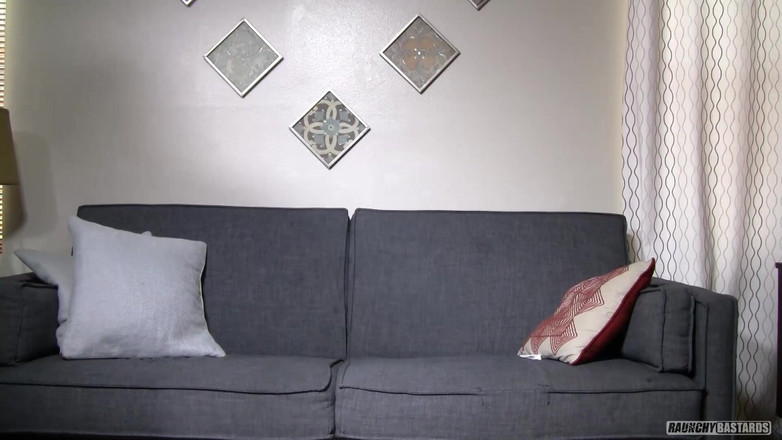 Raunchy Bastards: Çaresiz genç deli sapık tarafından sikiliyor