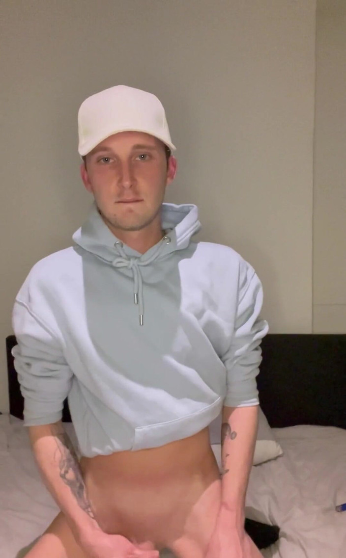 ethanjames1997: Дрочить, облизуючи мою власну сперму