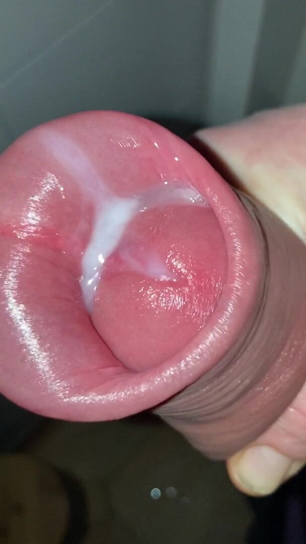 Foreskinguy: 射精付きの長くてポンピングされた膨らんだ包皮ペニス