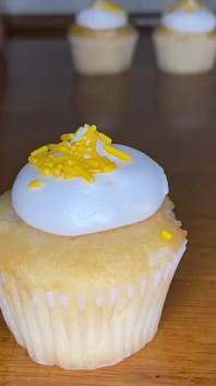 Gadis kulit hitam cupcake dengan kakinya