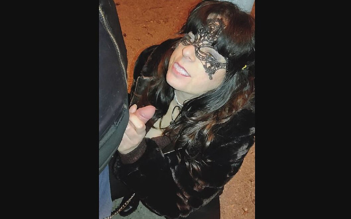 Toilet Mommy: Mengambil pancutan mani pada tali doggy di Taman Awam