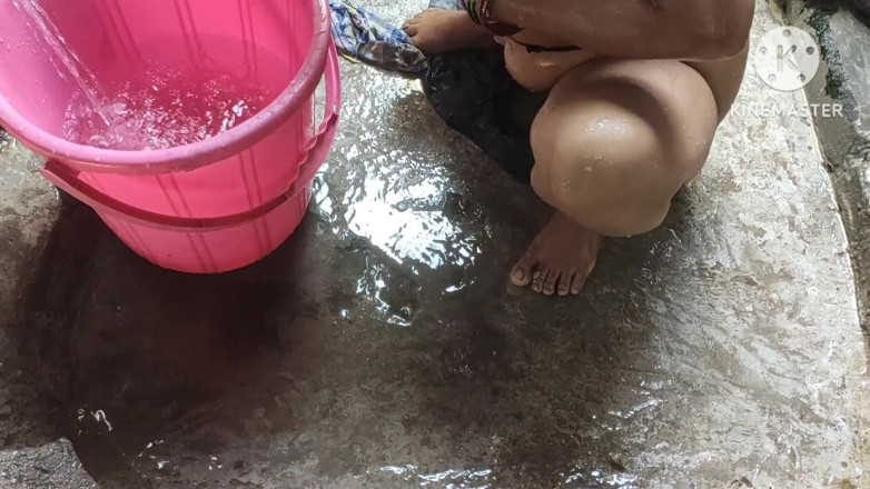 Anita yadav: Ada yang melihat kakak ipar india lagi mandi di luar...