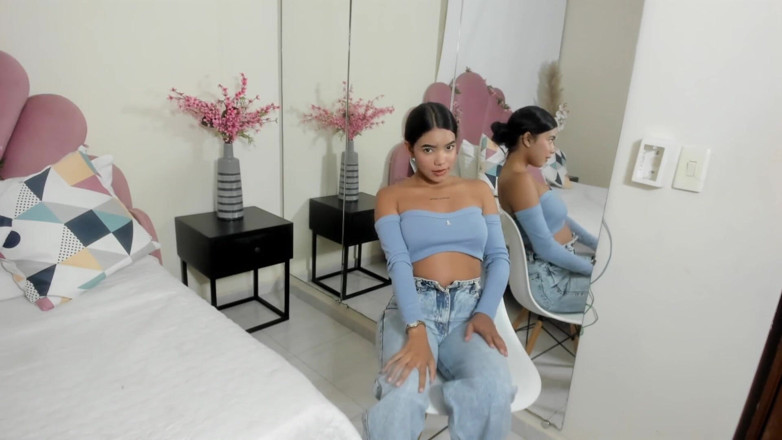 Angela Xoo: 打屁股和手指性手淫