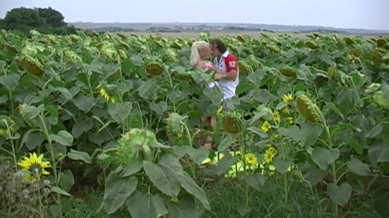 Nightclub Amateur Series: Sweet teen enjoying sex in the open field