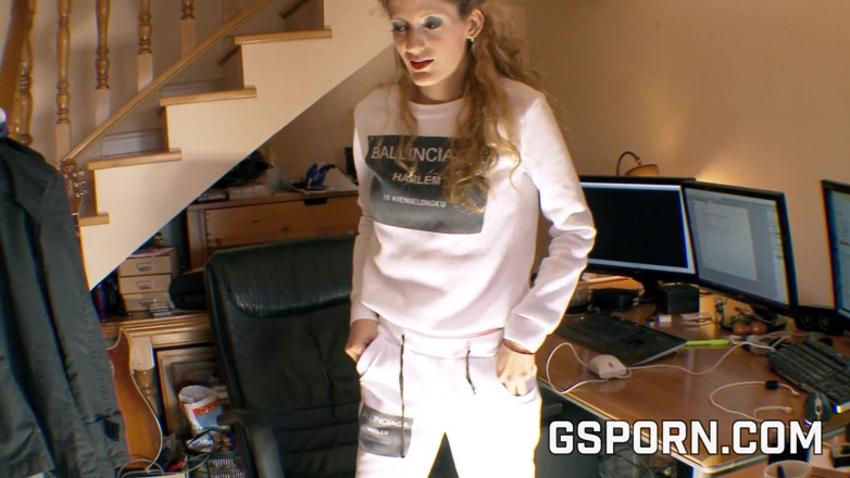 GS studio: A blonde secretary masturbates with the computer mouse