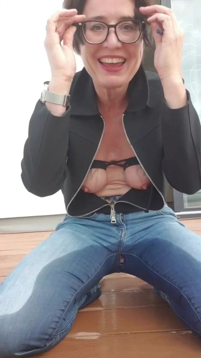 JulieEroticDress: Esguicho em jeans