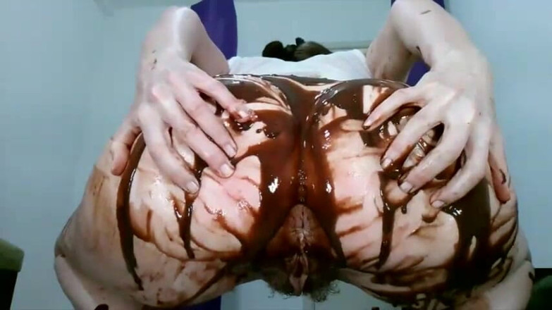 Brazilian_Miss: Twerking a big butt spreading chocolate all over Arse
