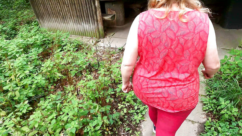 Bouncy Tits Action: Accroche tes seins nus par la fenêtre