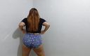 SugarPose: Rabuda latina menina twerks em shorts de bunda