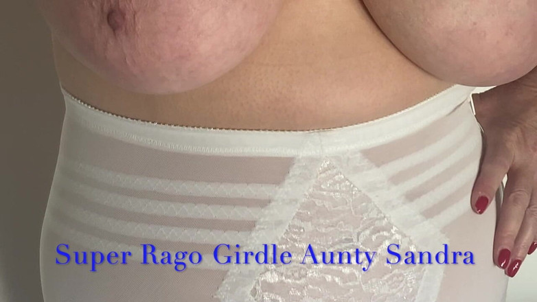 Aunty Sandra vintage girdle queen: Тетя Sandra надевает ее тан-рит