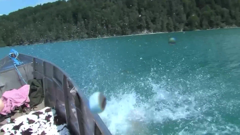 Double Trouble: Baise sur le bateau au milieu d'un lac