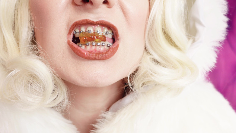 Arya Grander: Asmr: खाने जेली टेडी भालू के साथ ब्रेसिज़ में सफेद फर (आर्य ग्रांडर) हॉट milf(चोदने लायक मम्मी) sfw वीडियो