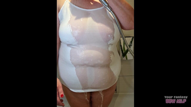 BBW_Wife: Knullar, Pissar och See-Through T-shirt i duschen. Stora tuttar mogna...