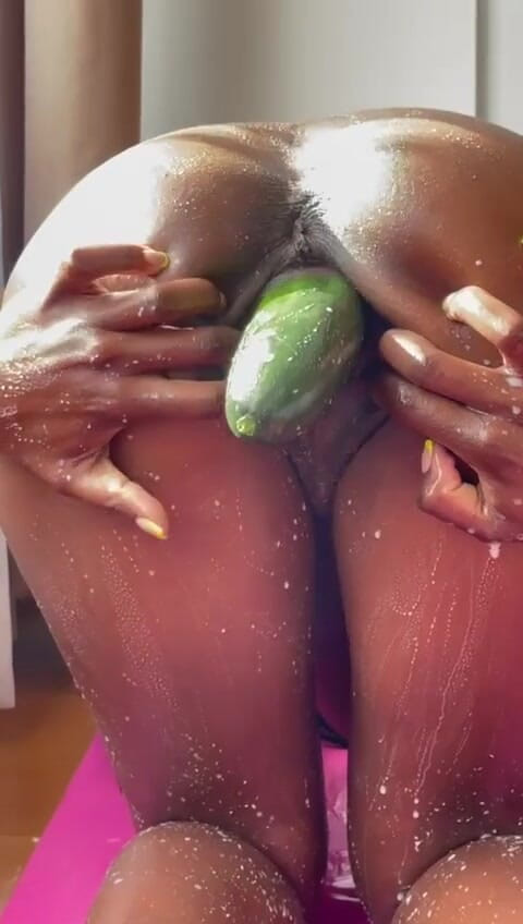 Badback8080: Величезний огірок перетворює чорношкіру повію на сквірт-безлад