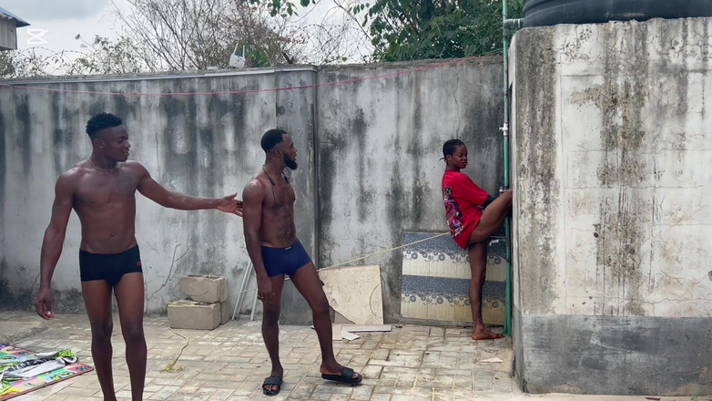 Baddestboyx: 두 명의 의붓여동생과 함께 누가 긴장을 풀어야 할지 알고 싶을 뿐입니다.