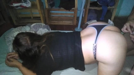 Fitcure1: Aku memasukkannya ke dalam memekku saat aku keluar