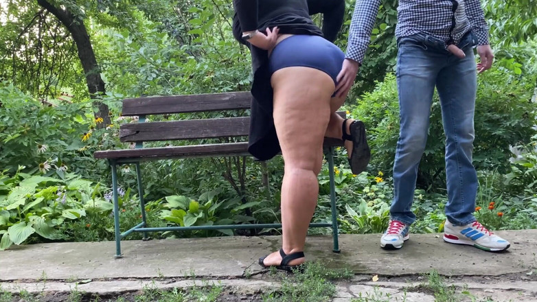 OurFetishLife: Tchýně nechala svého zetě čůrat na její nádherný zadek v kalhotkách