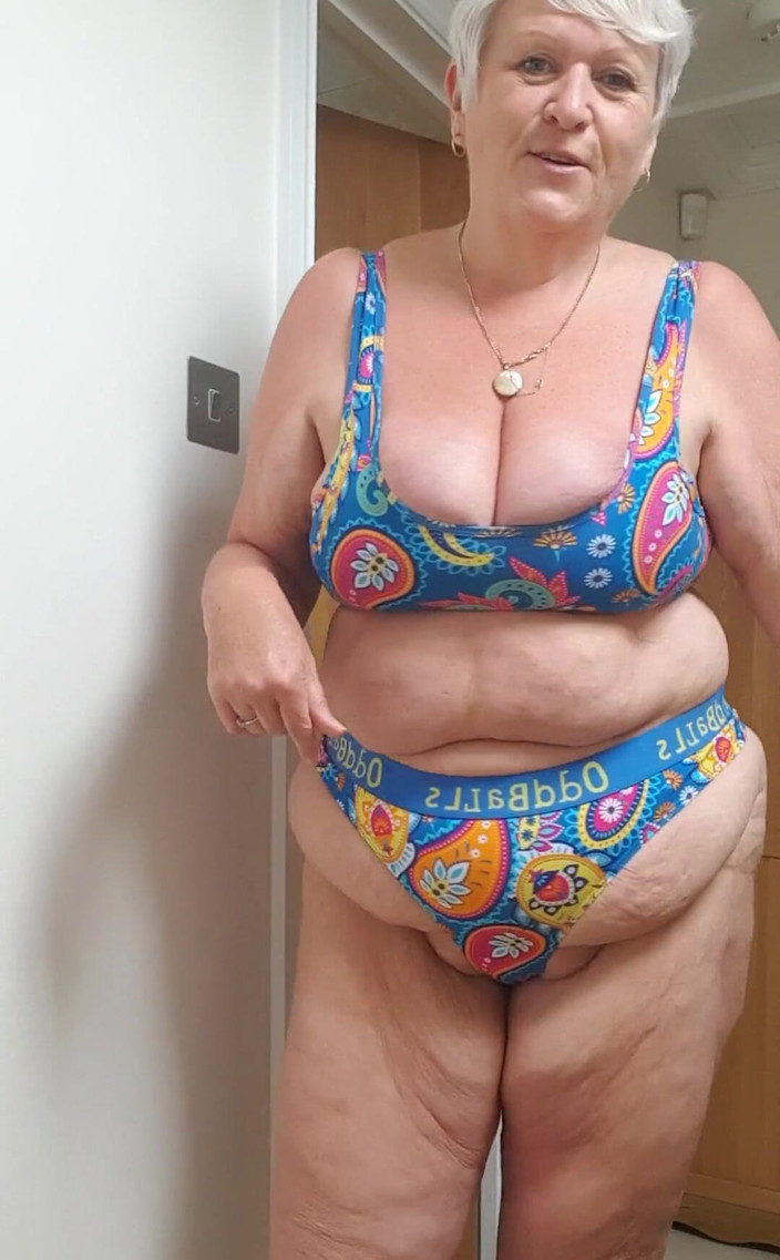 Uk Joolz: 另一个奇怪的时刻，这个托姆是丁字裤！