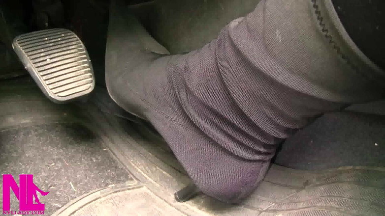 Nyllady: Revving dans des bottes noires habillées