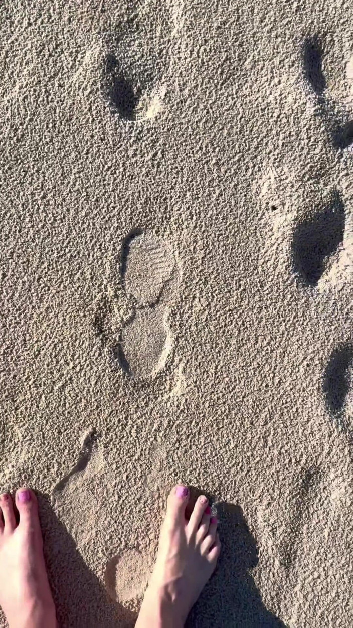 Peppermint Giantess: 16 feet boyutunu plajda kum baskılarıyla karşılaştırıyor