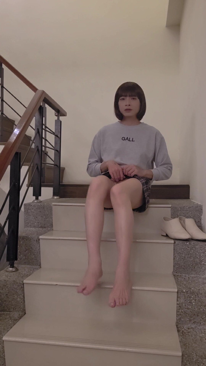 Taiwancdgirl: Mă poți ajuta să-mi schimb pantofii? Picioarele mele trebuie să...