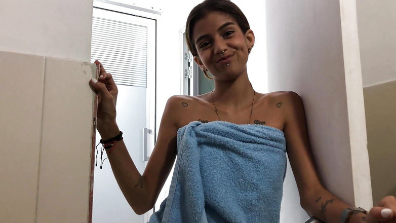 TUflacasex: Moja przyrodnia siostra znajduje mnie masturbując się w jej łazience i...