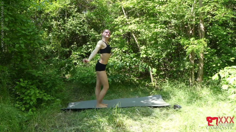 Gymnastic: Bailarina en el bosque