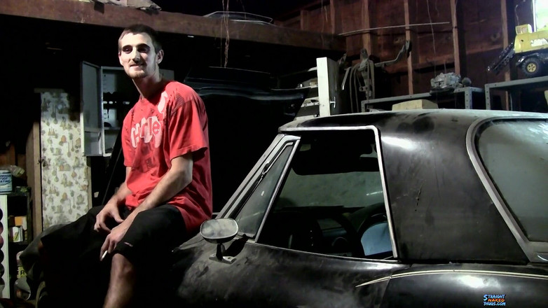 Straight naked thugs: ガレージ内の精液