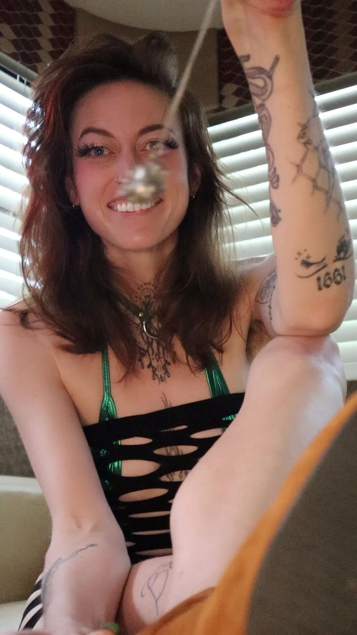 Nina Paradisa: Adorazione del piede scopata nella mente punto di vista