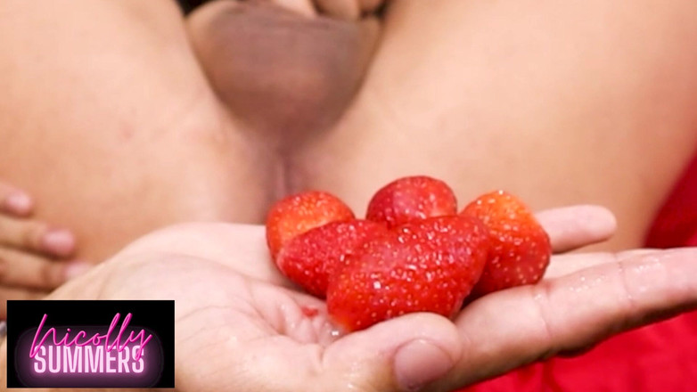 Nicolly Summers: 他们用草莓填满我的屁股，让我放屁