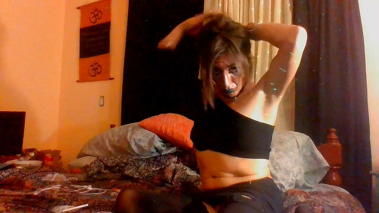 Zoe Marlow: 120대 흡연과 과시하는 섹시한 트랜니