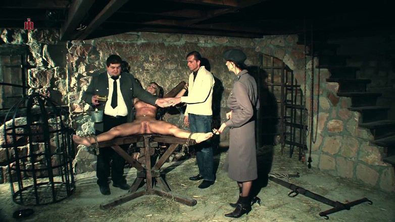 Inquisition and prison world: 丽贝卡 - 一个饥渴的荡妇被绑在吊具椅上，挠痒痒到极致