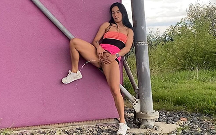 Puffy Network: Speelse Lexi van Got2Pee waar meisjes komen om te pissen