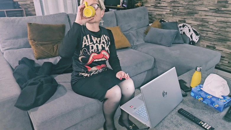 Sofy13: 我必须在工作和用假阳具做我成熟熟女的阴道之间做选择