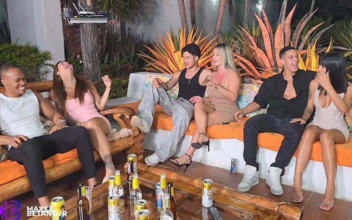 Maxxx Betancur: Un cocu baise un ami dans le dos de sa...