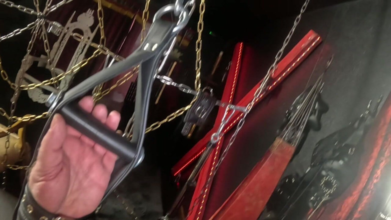 Queen_of_BDSM: Wie Belastbar Sind Deine Brustwarzen Sklave?