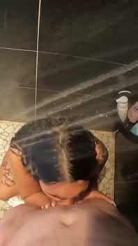 Tatuada milf sopla padrastro descuidadamente y luego perrito en la ducha